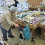 買い物をしている利用者